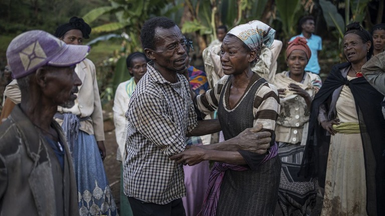 エチオピア南部で発生した地滑りの死者はすでに２５０人を超えている/Michele Spatari/AFP/Getty Images
