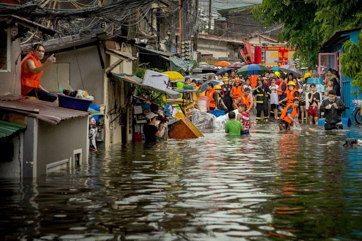 冠水した道路=24日=24日、フィリピン・マニラ首都圏ケソン市/Ezra Acayan/Getty Images