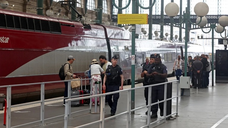 高速鉄道路線への妨害行為を受け、警官がパリ北駅を巡回している＝２６日、パリ/Yves Herman/Reuters