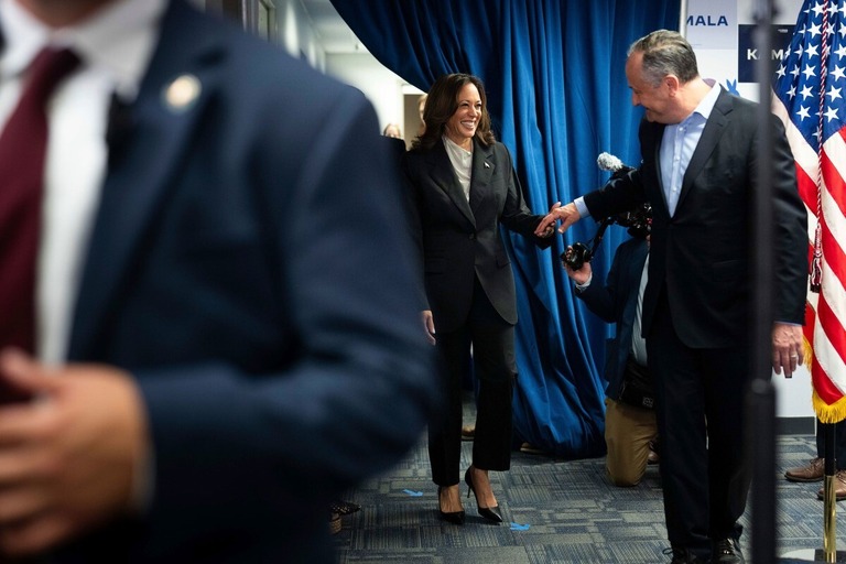 ハリス米副大統領（左）と夫のダグ・エムホフ氏＝２２日、米デラウェア州/Erin Schaff/The New York Times/Pool/AP 