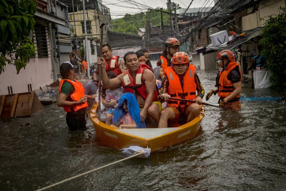 浸水した家屋から避難した住民=24日、フィリピン・マニラ首都圏ケソン市/Ezra Acayan/Getty Images