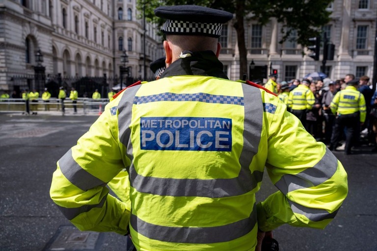 英ロンドン市内の官庁街ホワイトホールを警備する警察官/Mike Kemp/In Pictures/Getty Images/File via CNN Newsource