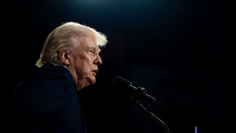 ２４日、ノースカロライナ州シャーロットでの選挙集会で演説するトランプ氏/Brandon Bell/Getty Images