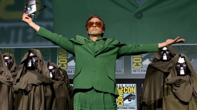 コミコン会場でステージに上がったロバート・ダウニー・ジュニア＝２７日、カリフォルニア州サンディエゴ/Jesse Grant/Getty Images