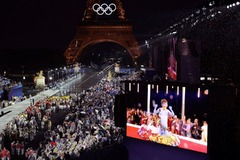 パリ五輪開会式の「青い人」、記憶に残るパフォーマンスを擁護
