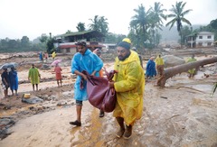 インド土砂崩れの死者９３人に　２５０人救助、捜索活動続く