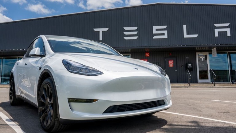 テスラの「モデルＹ」。マスク最高経営責任者（ＣＥＯ）は自動運転支援システム「ＦＳＤ」に疑問があるなら試すべきだと主張している/Brandon Bell/Getty Images