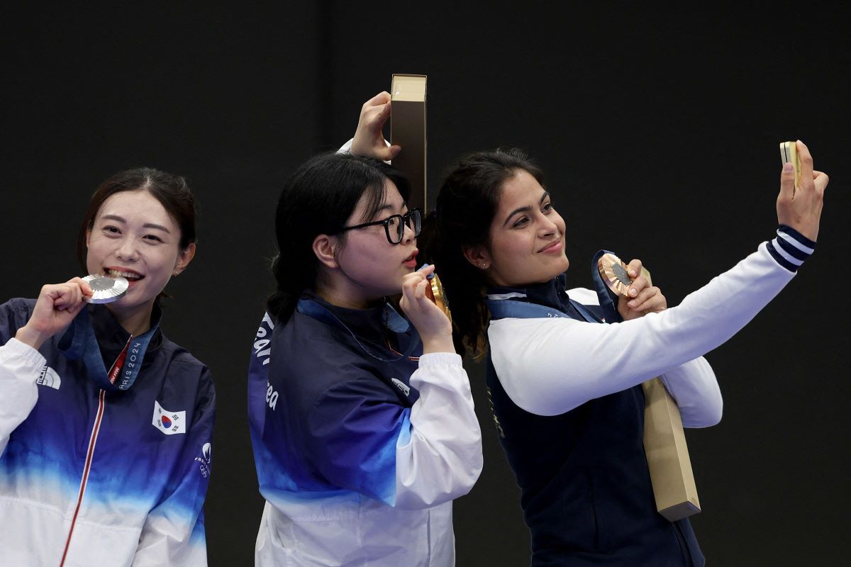 銀メダルを獲得して表彰台に上るキム・イェジ選手(左)/Alain Jocard/AFP/Getty Images via CNN Newsource