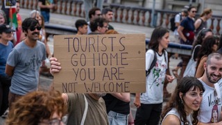 オーバーツーリズムへの抗議活動では反観光を訴えるプラカードも見られる＝スペイン・バルセロナ