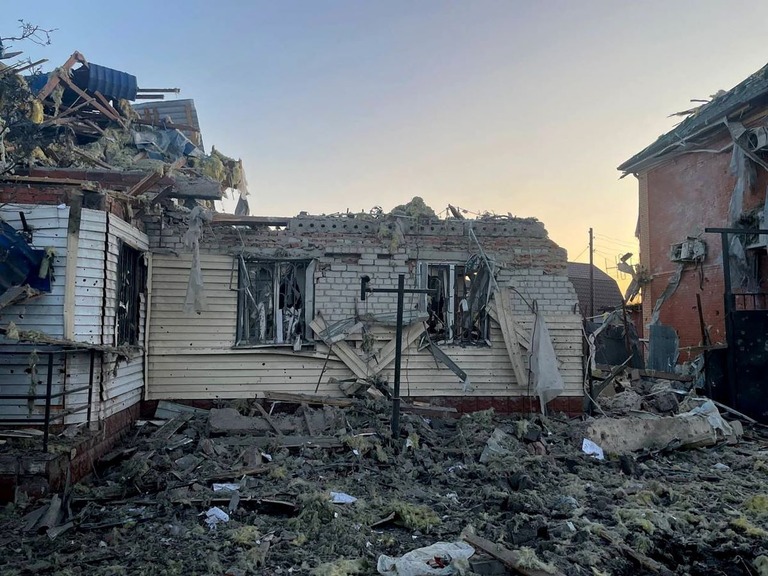 損壊したロシア西部クルスク州スジャの家屋/Alexei Smirnov/Telegram/Reuters via CNN Newsource