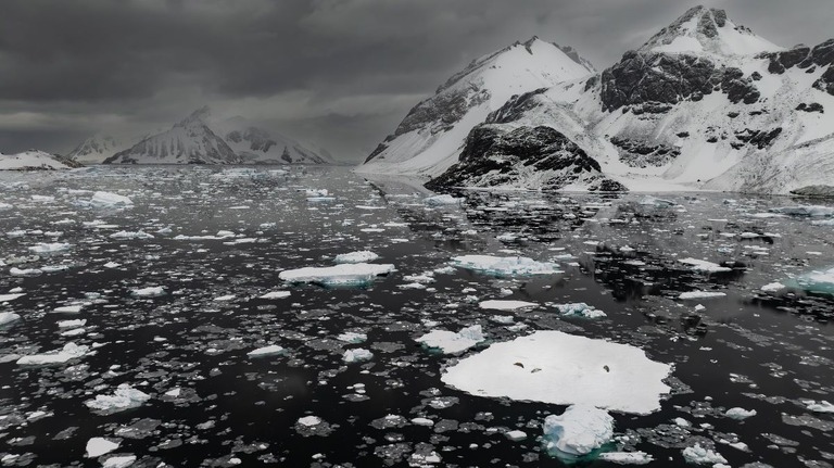 南極の海に浮かぶ氷塊/Sebnem Coskun/Anadolu/Getty Images via CNN Newsource