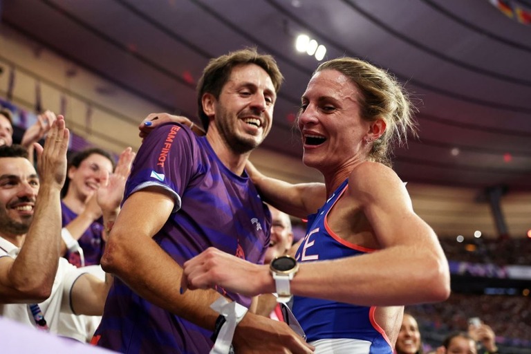 決勝戦後、パートナーと抱き合うアリス・フィノ選手＝６日/Hannah Peters/Getty Images