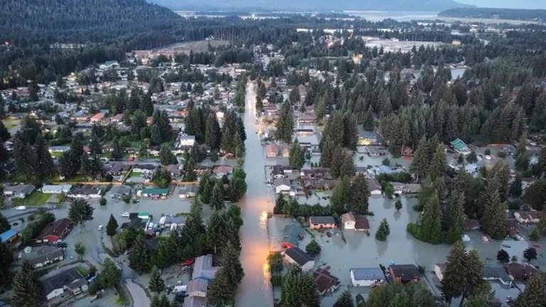 氷河湖決壊の後の洪水で住宅地が冠水した様子/Richard Ross/AP