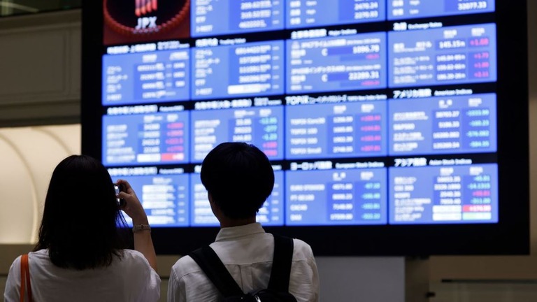 ８日の東京株式市場で、日経平均株価は３日ぶりに反落した/Kiyoshi Ota/Bloomberg/Getty Images