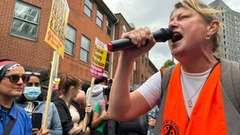 英各地で反差別デモ、極右の集会に対抗