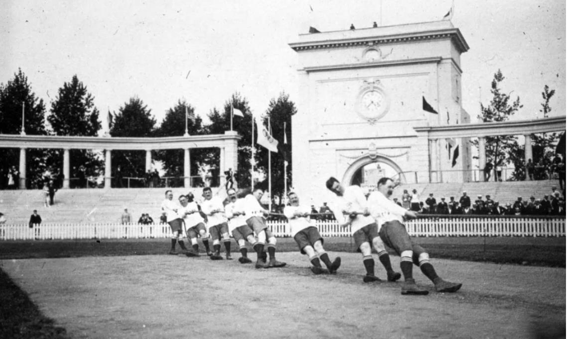 1920年アントワープ大会での綱引き競技の模様/International Olympic Committee