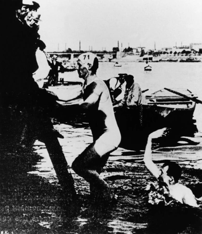 1900年パリ大会の障害物競泳を制し、セーヌ川から上がる豪州のフレデリック・レーン選手/International Olympic Committee