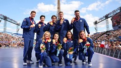 日米にメダル、北京五輪フィギュア団体　エッフェル塔の下で授与式