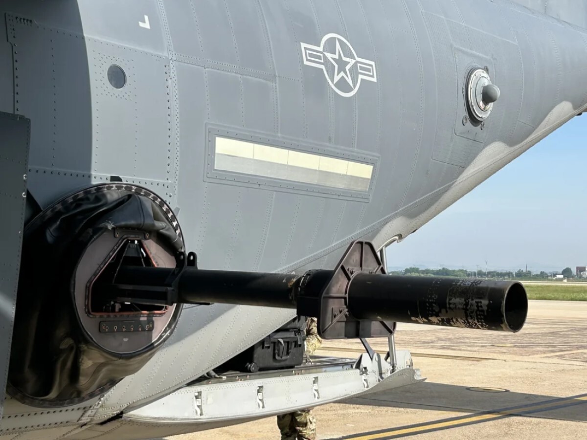 AC130Jの機体後方に見える105ミリ榴弾砲=6月上旬、韓国・烏山空軍基地/Brad Lendon/CNN