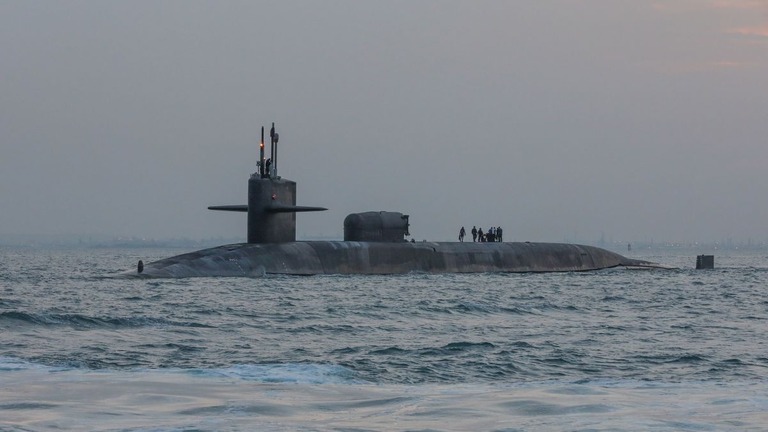 寄港していたバーレーンのマナマを後にする米原子力潜水艦「ジョージア」/Spc. William Gore/US Navy/Reuters/File