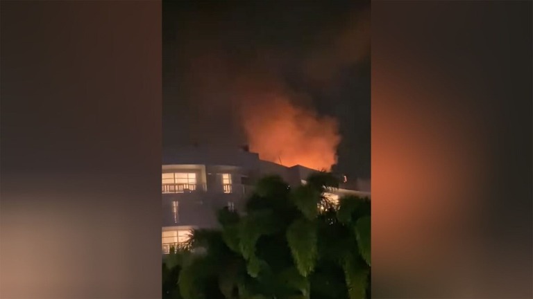 目撃者によるとヘリがホテルに衝突した際に２回の爆発音が聞こえたという＝１２日、豪州ケアンズ/Courtesy Veronica Knight