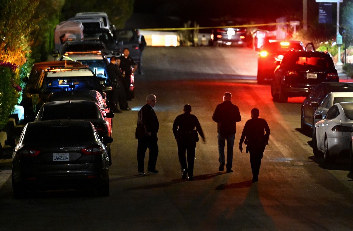 ペリーさんの自宅周辺を回る捜査官=2023年10月/Wally Skalij/Los Angeles Times/Getty Images