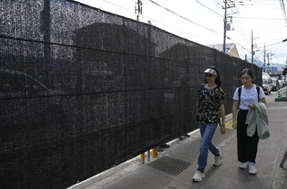 コンビニエンスストア前の歩道に設置された幕＝５月２１日、山梨県の富士河口湖町
