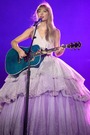 サンタクララの公演ではニコール＋フェリシアのバイオレットカラーのティアードチュールドレスをまとった＝７月２８日、米カリフォルニア州