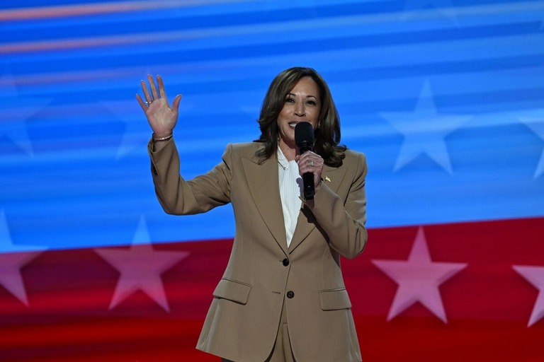 米民主党の全国大会で演説するカマラ・ハリス氏＝１９日、米シカゴ/Bernadette Tuazon/CNN