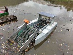 水面のごみを飲み込む自律型太陽光発電ボート、アジアで活躍