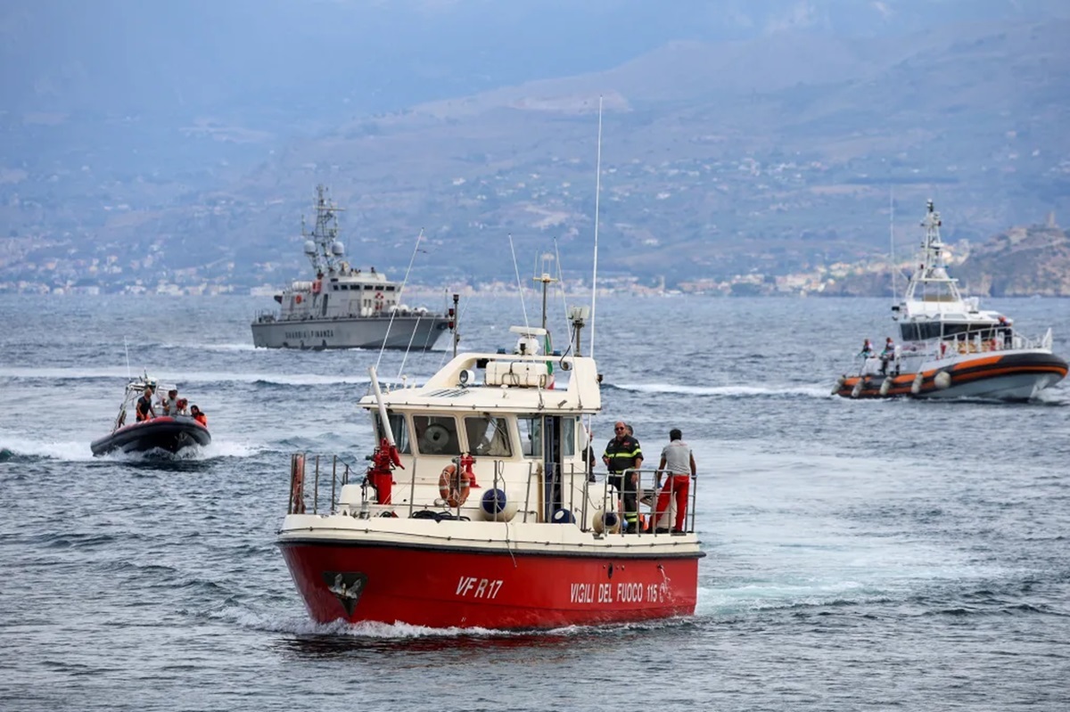 捜索を行う救助船=21日、イタリア・ポルティチェッロ沖/Louiza Vradi/Reuters