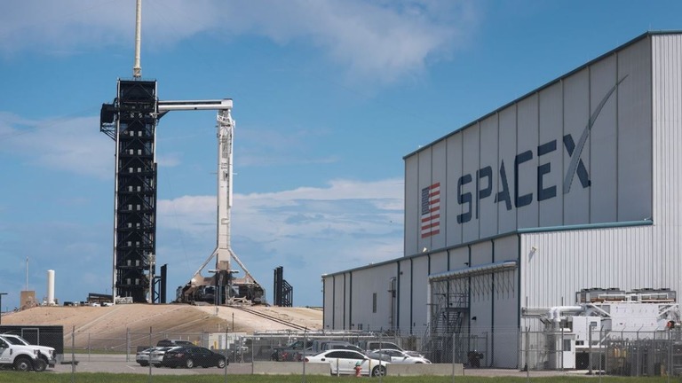 打ち上げを待つ米スペースＸの宇宙船＝２６日、米フロリダ州ケープカナベラル/Joe Raedle/Getty Images