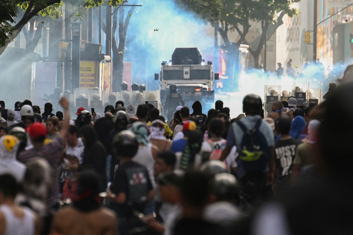 マドゥロ大統領に対する抗議を行うデモ参加者と警察の衝突=7月29日、ベネズエラ・カラカス/Federico Parra/AFP/Getty Images/File