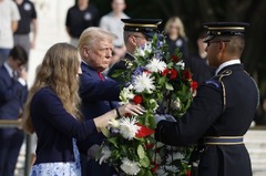 トランプ氏のアーリントン国立墓地訪問、新たな論争に　墓地職員が撮影制止か