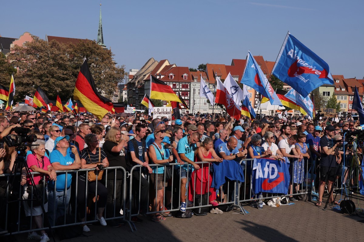 選挙集会集会に参加するAfDの支持者ら=1日、ドイツ東部チューリンゲン州/Sean Gallup/Getty Images