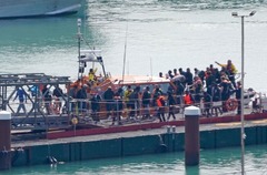 英仏海峡で移民船が転覆、１２人死亡
