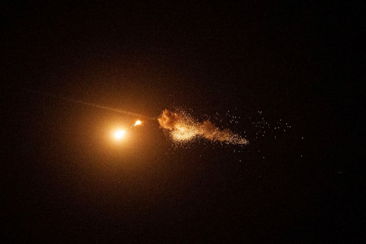 ウクライナ軍が上空で迎撃したイラン製ドローン=7日、ウクライナ首都キーウ/Evgeniy Maloletka/AP