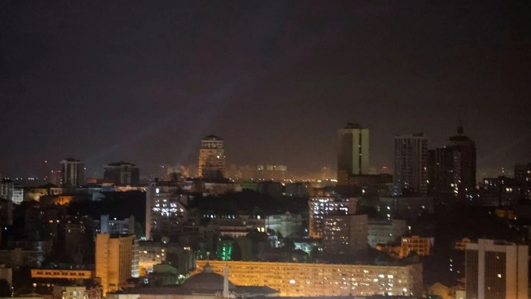 ドローンを探すために夜空を動くサーチライトの光＝７日、ウクライナ首都キーウ/Gleb Garanich/Reuters