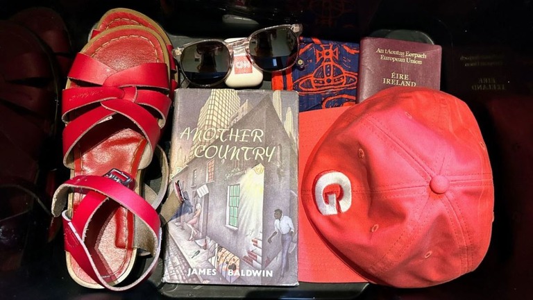 旅行に持っていく手荷物を保安検査のトレーにきれいに並べてＳＮＳに投稿することが流行している/Maureen O'Hare/CNN