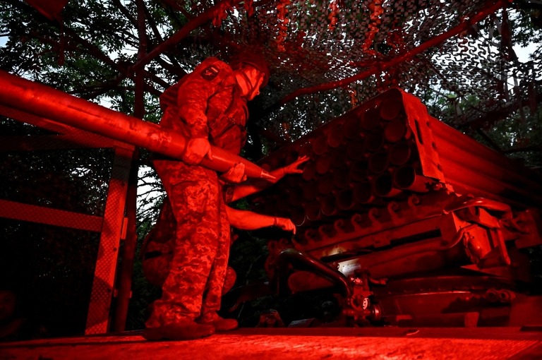 ロケット発射装置を点火するウクライナの砲兵＝ドネツク州/Ukrinform/Cover Images/AP