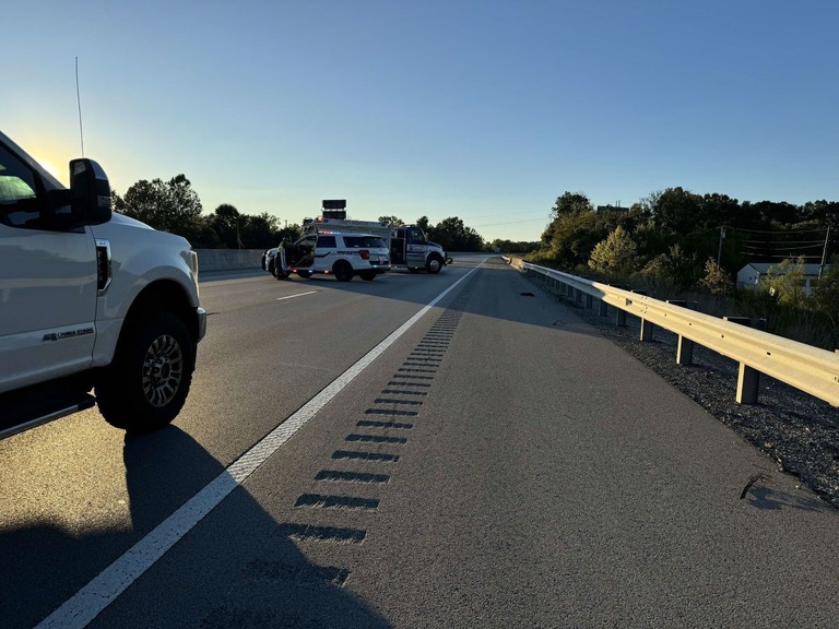 ７日、発砲事件が起きた米ケンタッキー州の州間高速道路は当局により封鎖された/Matt Downing 