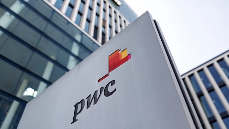 ＰｗＣは来年から英国で働く従業員に対し、どこで働いているかを確認するため位置データの追跡を開始する/Matthias Balk/picture alliance/Getty Images