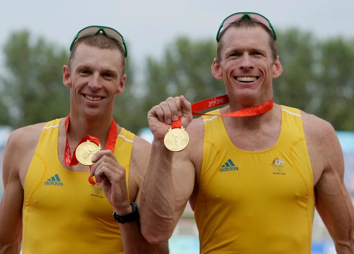 2008年北京五輪で獲得した金メダルを見せるオーストラリアのドリュー・ジン選手(左)/Gregory Bull/AP/File