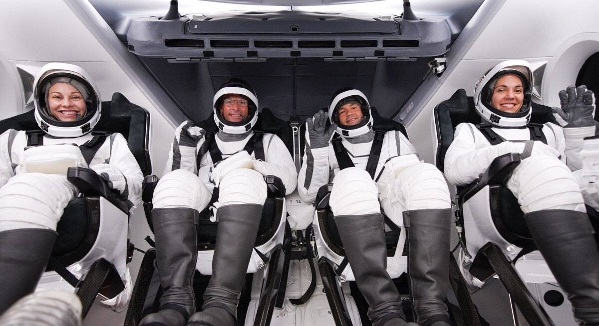 クルードラゴンのカプセルに搭乗した4人の乗組員
/SpaceX/X