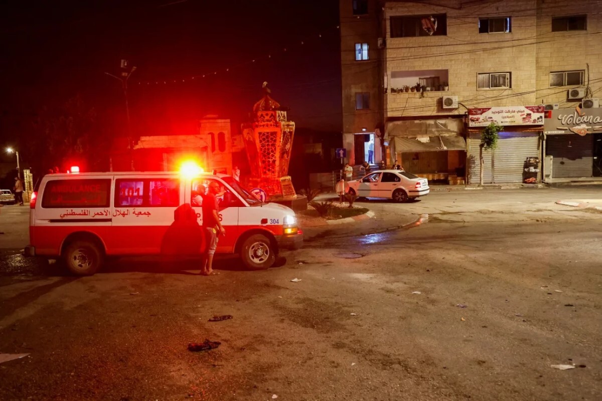 イスラエルの攻撃でパレスチナ人が死亡した現場に出動した救急車=11日、ヨルダン川西岸地区トゥバス/Raneen Sawafta/Reuters