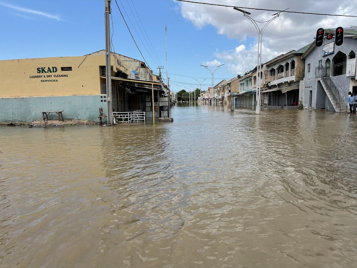 冠水した道路=10日、ナイジェリア北部マイドゥグリ/Ahmed Kingimi/Reuters