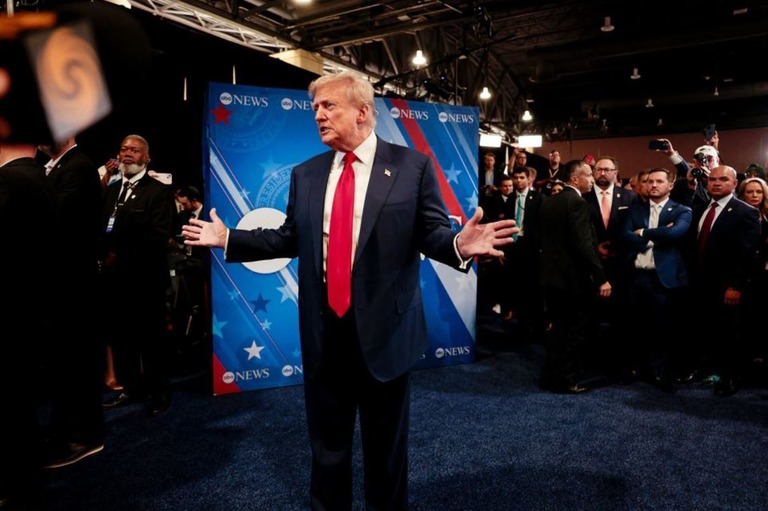 大統領討論会の後、会場内の取材エリアでメディアの質問に答えるトランプ前大統領/Hannah Beier/Bloomberg/Getty Images