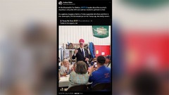 バイデン氏、トランプ氏の帽子かぶる　超党派の団結の証し