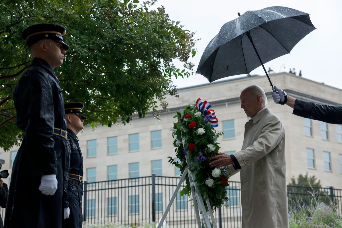 献花式に参加したバイデン米大統領=11日、米バージニア州アーリントン/Anna Moneymaker/Getty Images