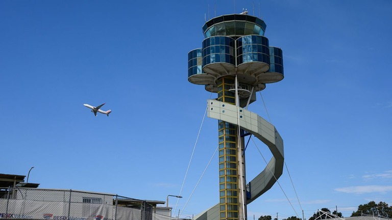 オーストラリアのシドニー空港を飛び立つ旅客機/James Gourley/Getty Images